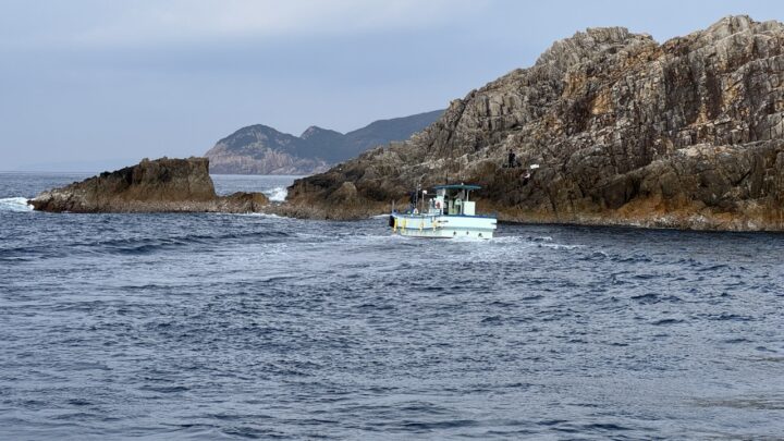 沖磯に接岸しようとしている船