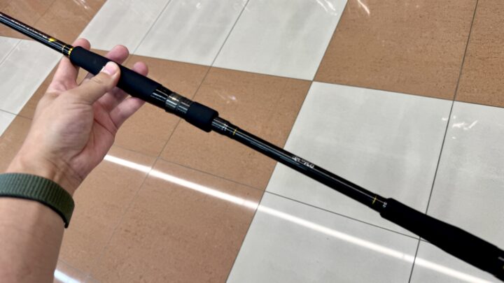 店内でロックライバー5G 982XHを手にした時の画像