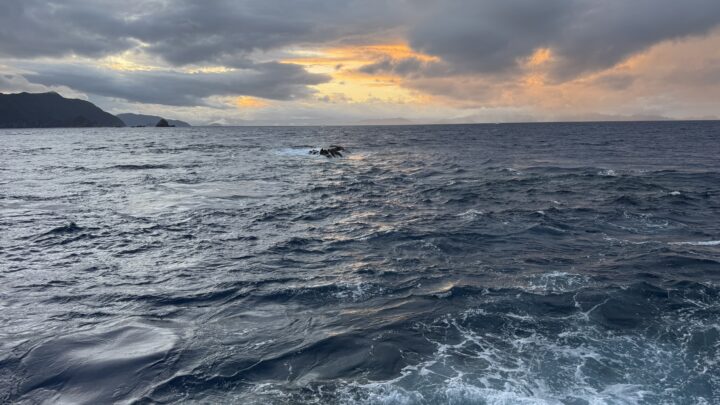 早朝の太平洋の沖磯から見る朝焼け