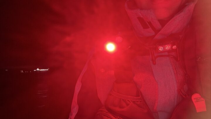 赤色LEDライトを肩近くから照らした画像です。