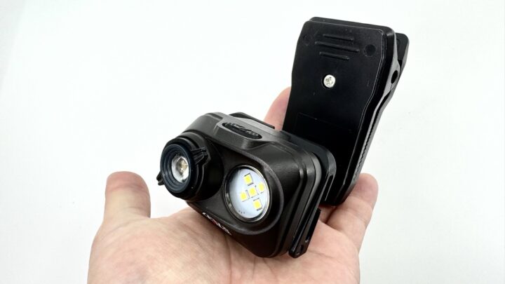 ゼクサスの商品、ZX-195Xを手のひらに乗せている画像です。